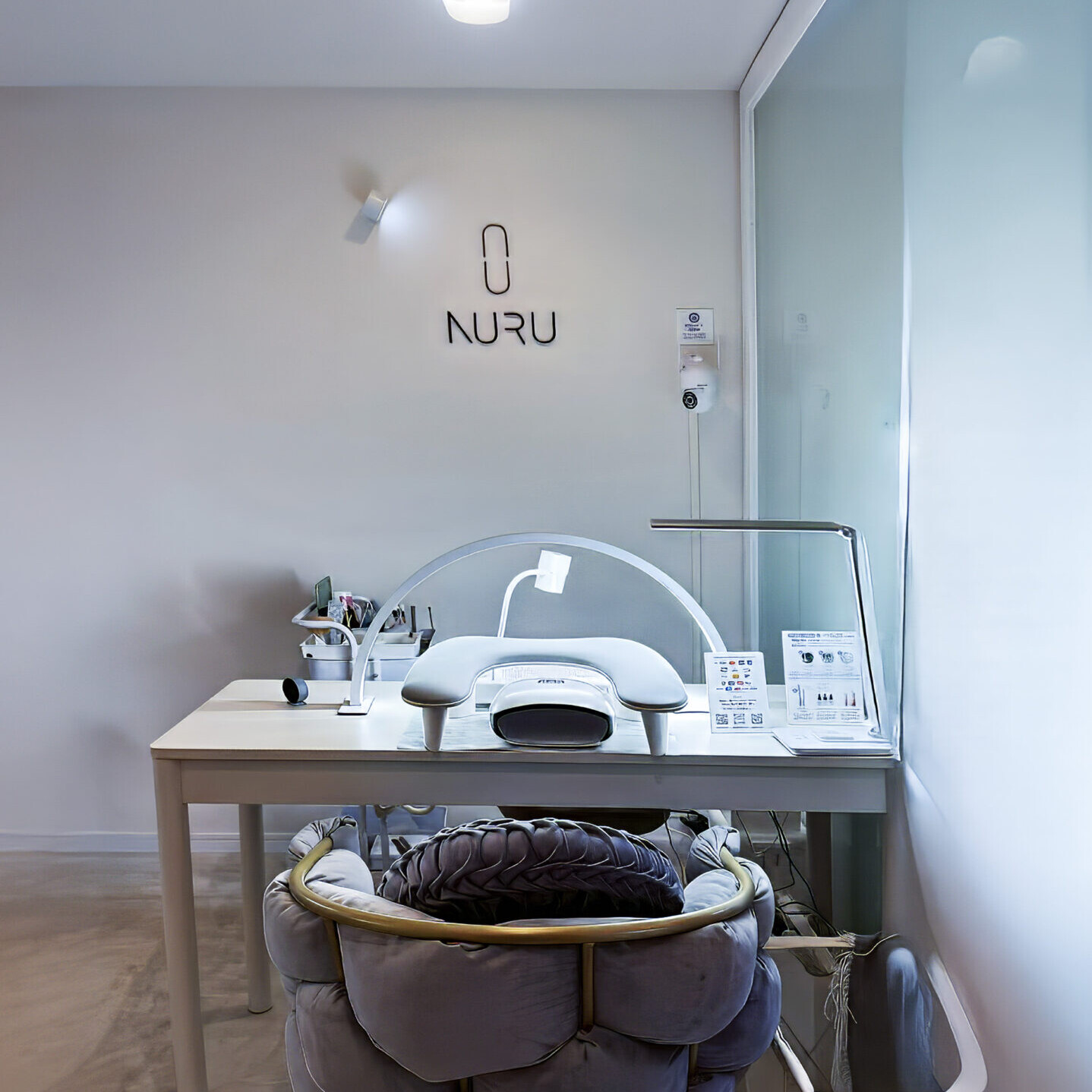 NURU NAIL HORIE 施術席 ネイルテーブル クッションチェア 堀江 西大橋