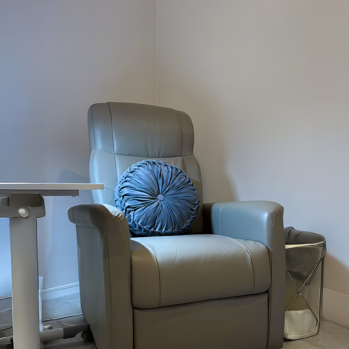 NURU NAIL HORIE フットネイル用リクライニングチェア 洗練されたインテリア 堀江