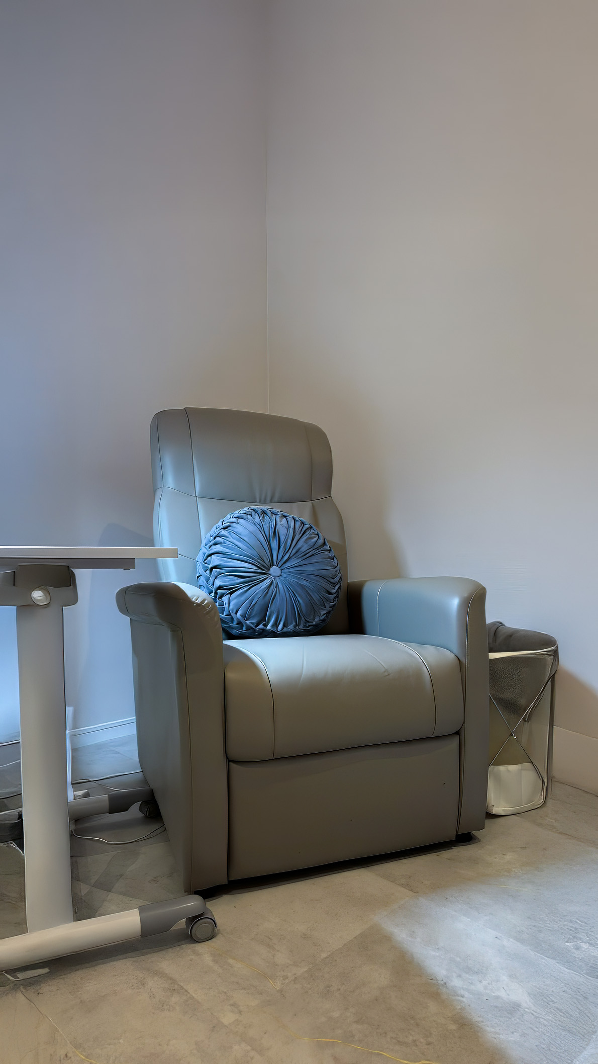 NURU NAIL HORIE フットネイル用リクライニングチェア 洗練されたインテリア 堀江