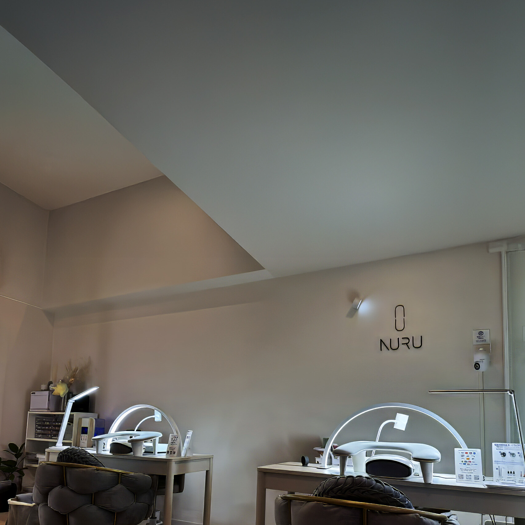 NURU NAIL HORIE 天井高5m 開放的空間 施術席全景 四ツ橋 堀江ネイルサロン