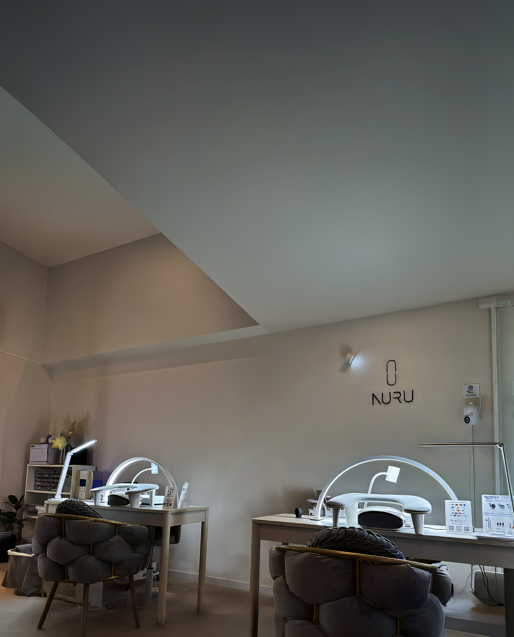 NURU NAIL HORIE 天井高5m 開放的空間 施術席全景 四ツ橋 堀江ネイルサロン