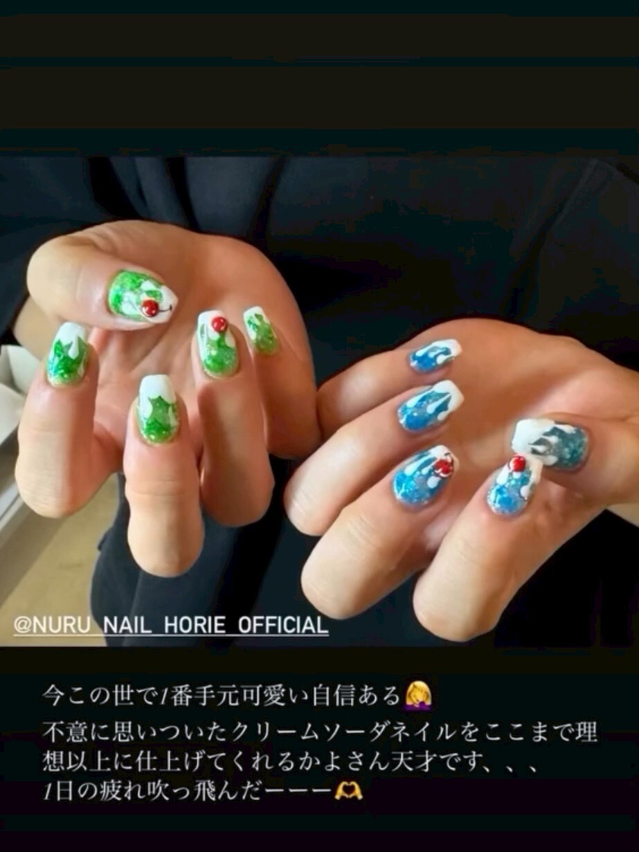 クリームソーダネイル｜左手はメロンソーダ風のグリーン、右手はブルーハワイ風の青でアシンメトリーデザイン｜チェリーパーツがポイント｜NURU NAIL堀江