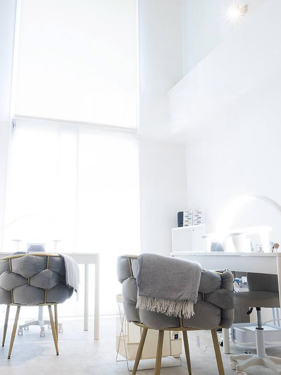 サロンの内装と窓