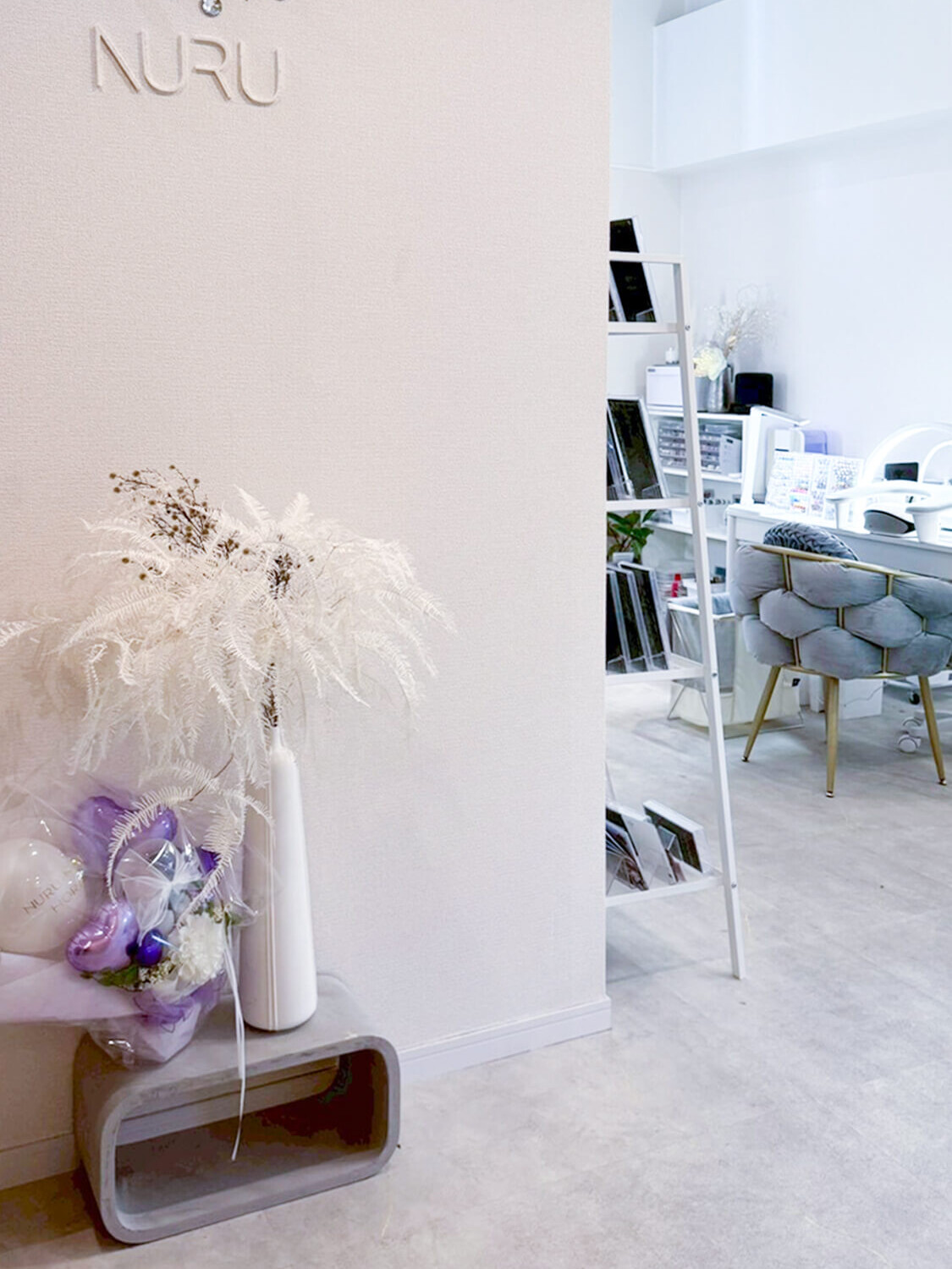 サロンの机への入口