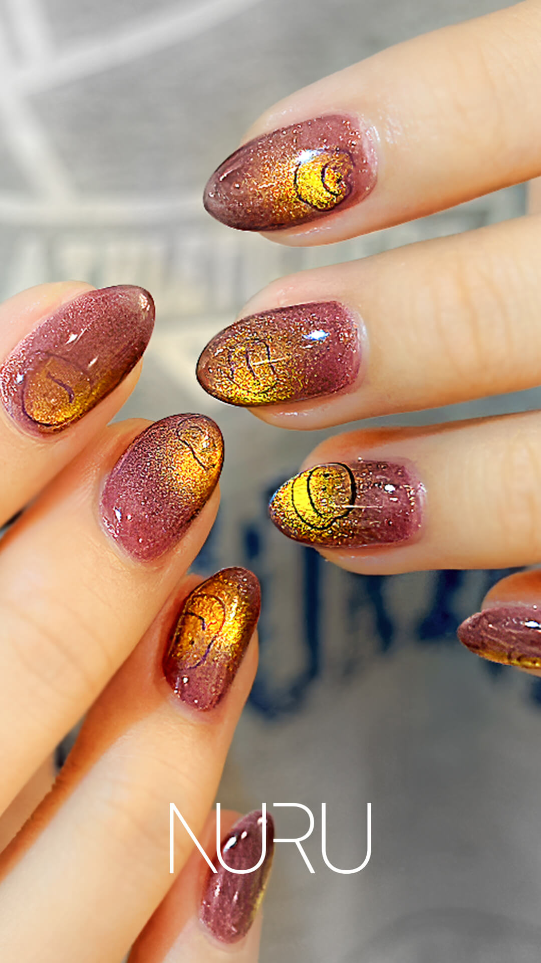 カラフルなアクセントネイル