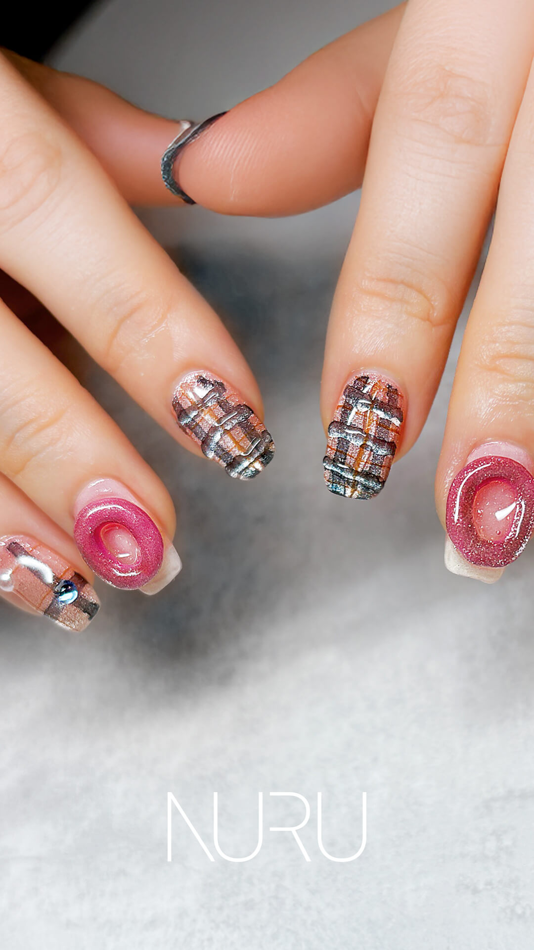 さりげないバレンタインネイル